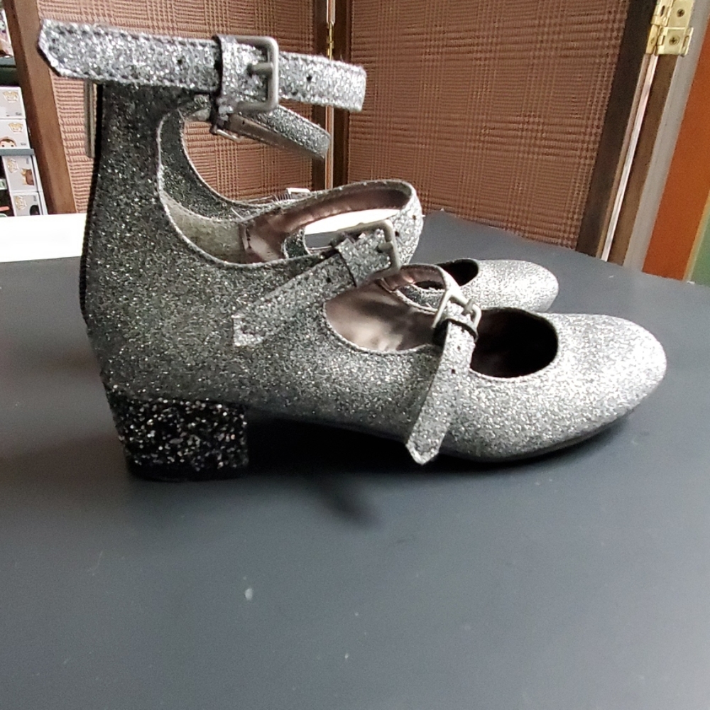 Shoes - Picture 2 of 4